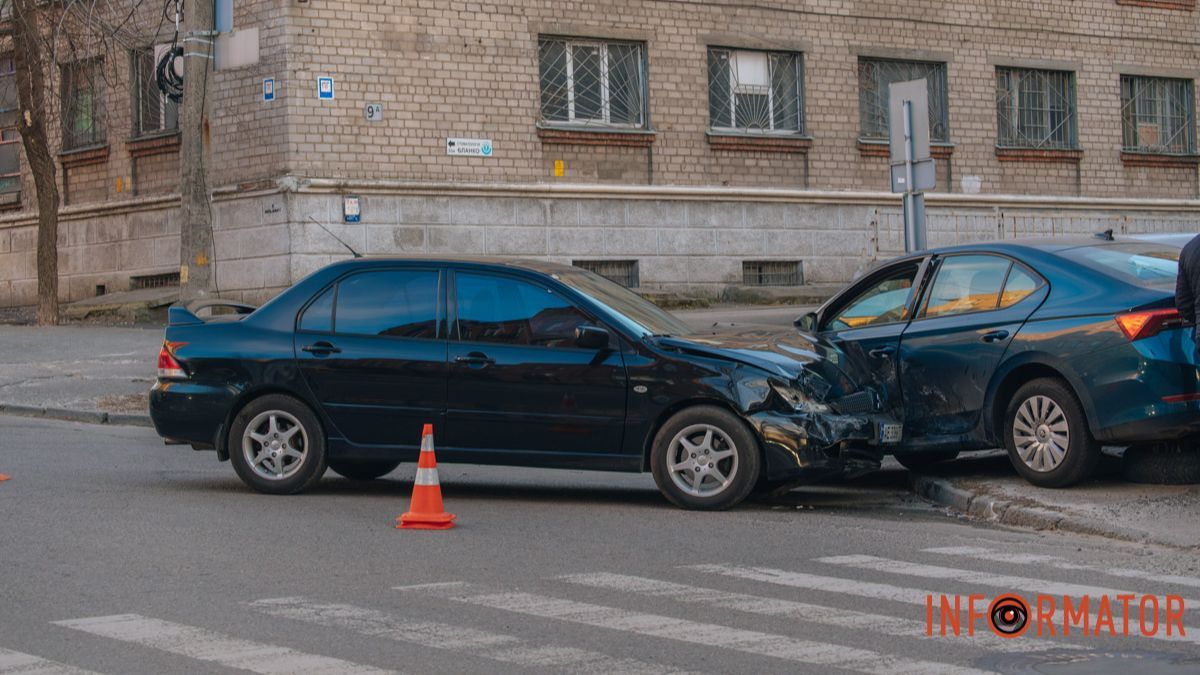 У Дніпрі на Паторжинського зіштовхнулися Skoda та Mitsubishi
