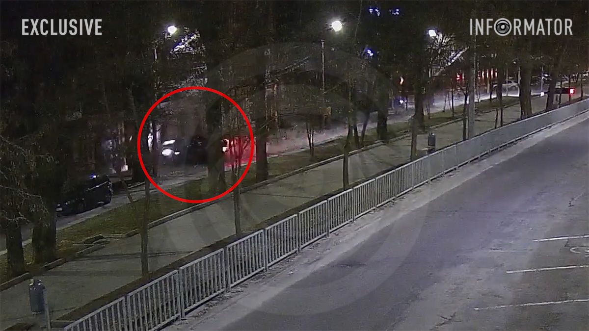 Відео моменту: у Дніпрі на Гоголя 17-річний водій Tesla врізався у будівлю та зачепив припаркований Volkswagen