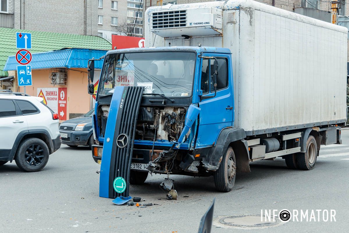 У Дніпрі на Робочий після зіткнення з вантажівкою Volkswagen зніс світлофор, в авто вирвало колеса: є постраждалий 3