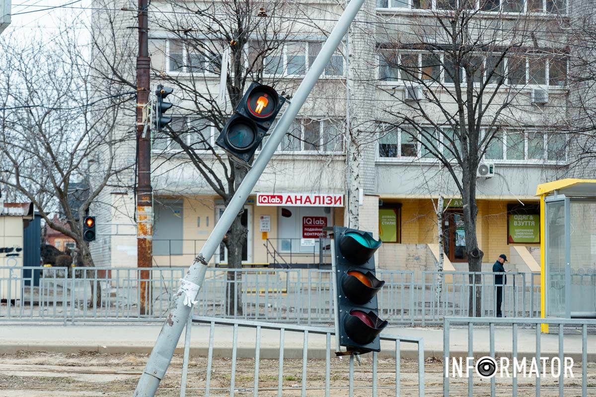 У Дніпрі на Робочий після зіткнення з вантажівкою Volkswagen зніс світлофор, в авто вирвало колеса: є постраждалий 2