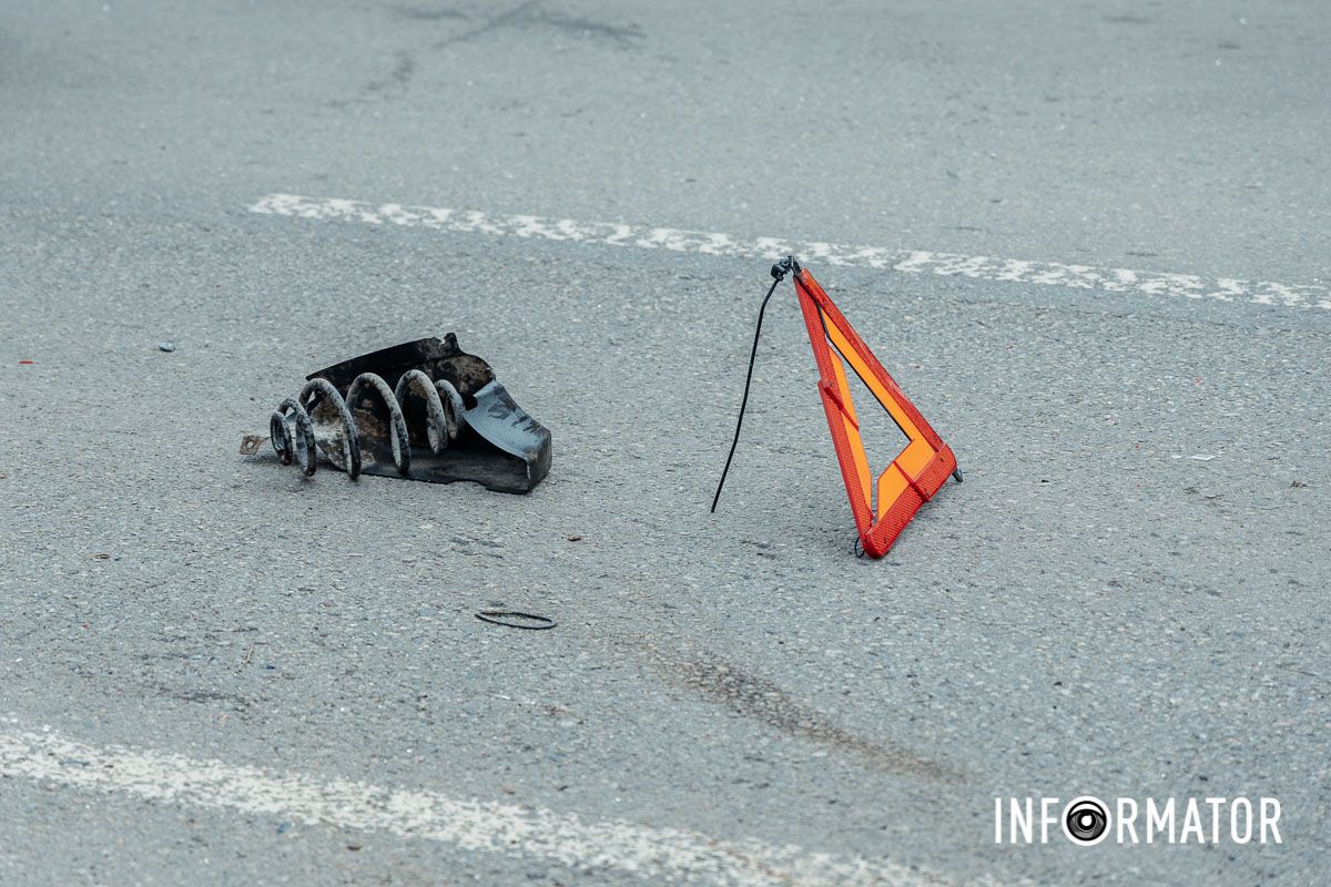 У Дніпрі на Робочий після зіткнення з вантажівкою Volkswagen зніс світлофор, в авто вирвало колеса: є постраждалий 4