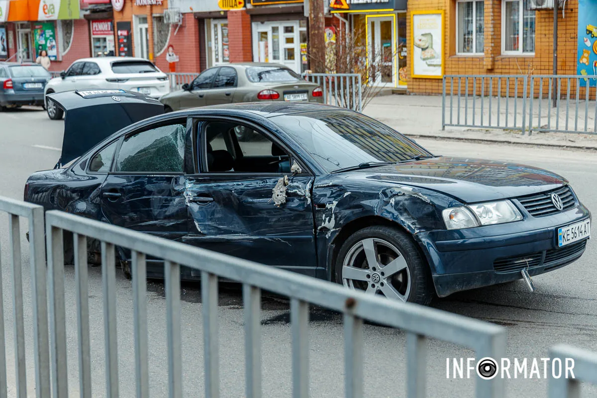 У Дніпрі на Робочий після зіткнення з вантажівкою Volkswagen зніс світлофор, в авто вирвало колеса: є постраждалий 1