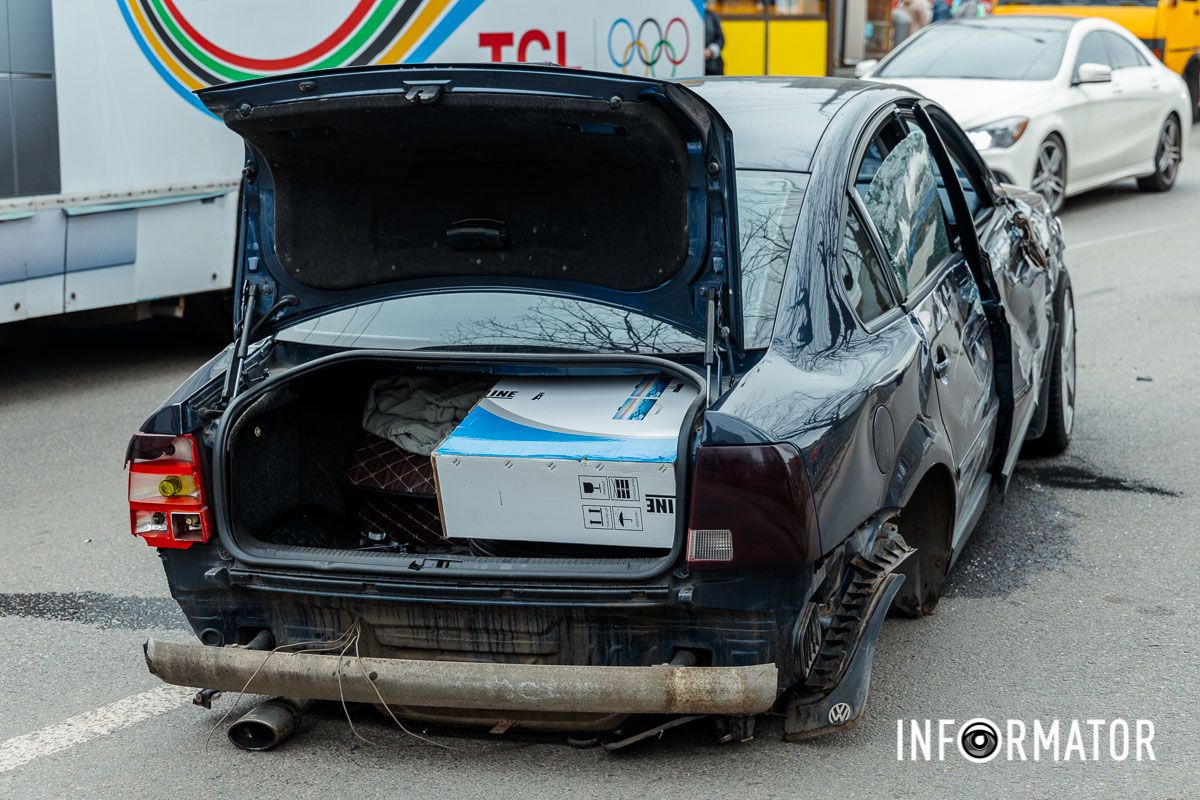 У Дніпрі на Робочий після зіткнення з вантажівкою Volkswagen зніс світлофор, в авто вирвало колеса: є постраждалий 12
