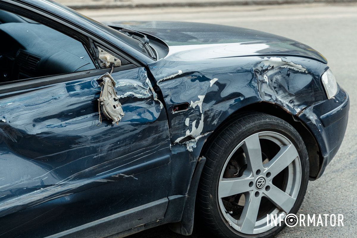 У Дніпрі на Робочий після зіткнення з вантажівкою Volkswagen зніс світлофор, в авто вирвало колеса: є постраждалий 9
