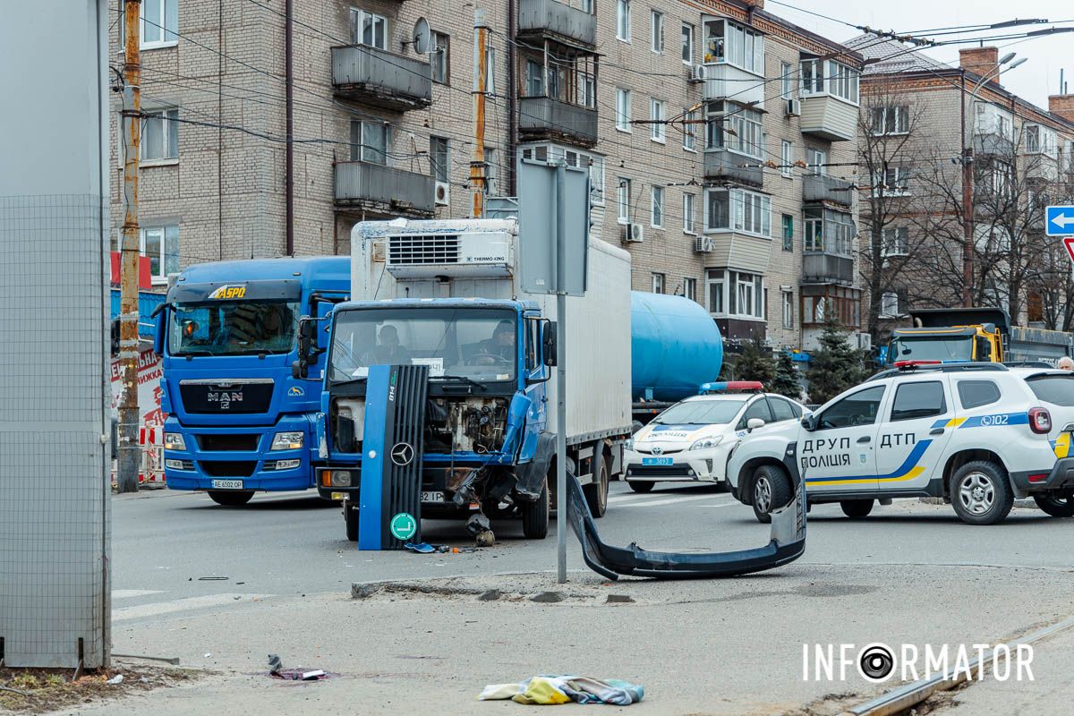 У Дніпрі на Робочий після зіткнення з вантажівкою Volkswagen зніс світлофор, в авто вирвало колеса: є постраждалий 8