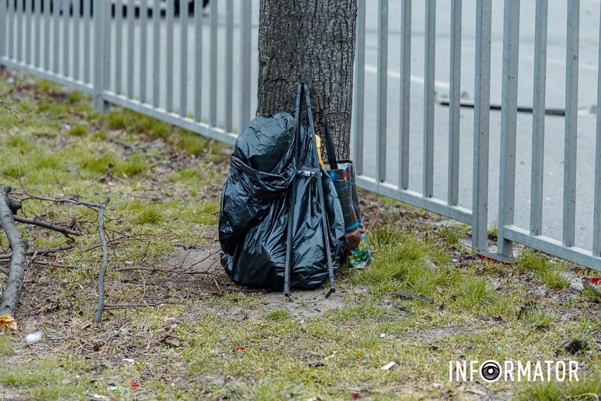 У Дніпрі на Робочий після зіткнення з вантажівкою Volkswagen зніс світлофор, в авто вирвало колеса: є постраждалий 15