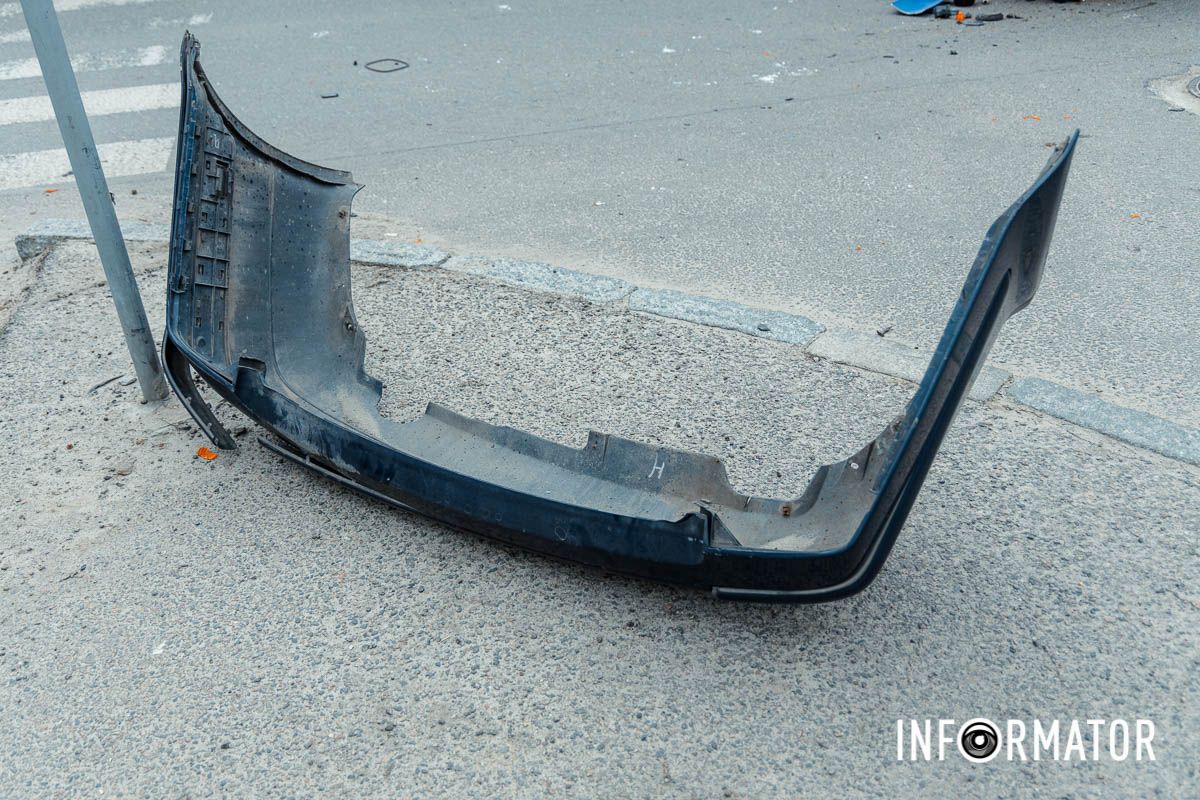 У Дніпрі на Робочий після зіткнення з вантажівкою Volkswagen зніс світлофор, в авто вирвало колеса: є постраждалий 16