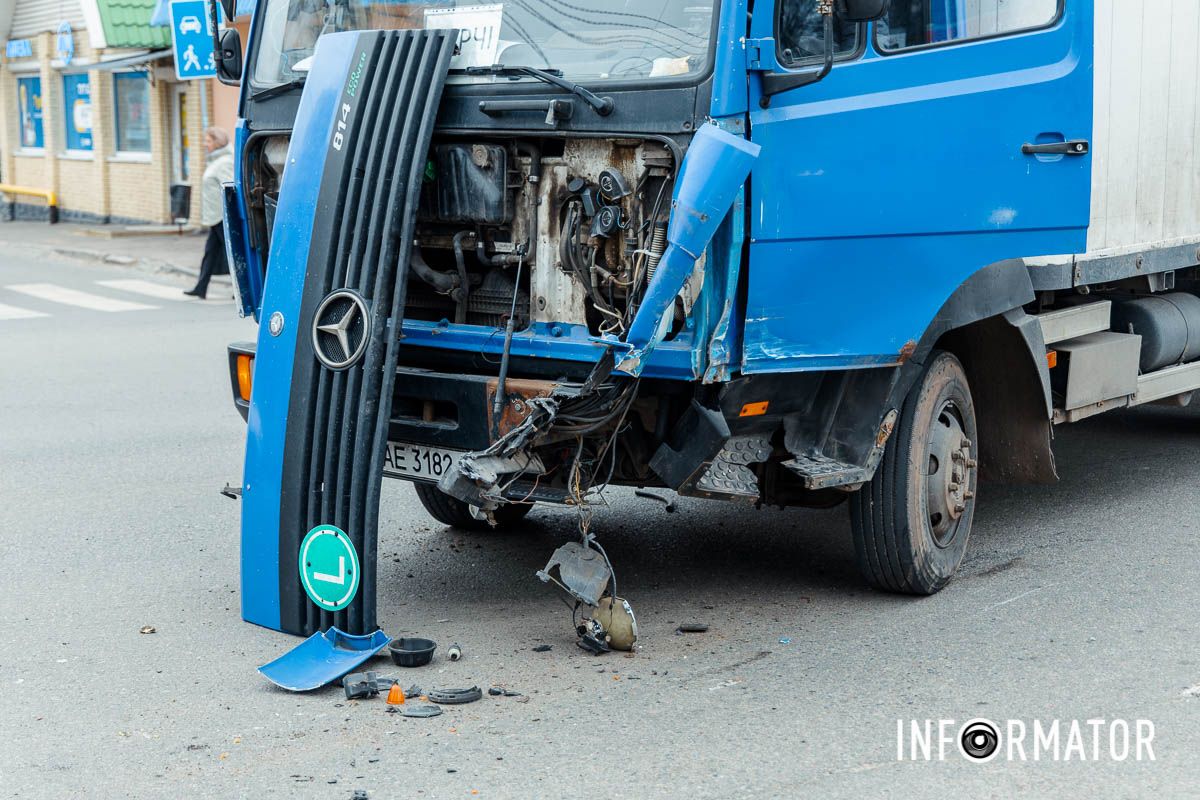 У Дніпрі на Робочий після зіткнення з вантажівкою Volkswagen зніс світлофор, в авто вирвало колеса: є постраждалий 20