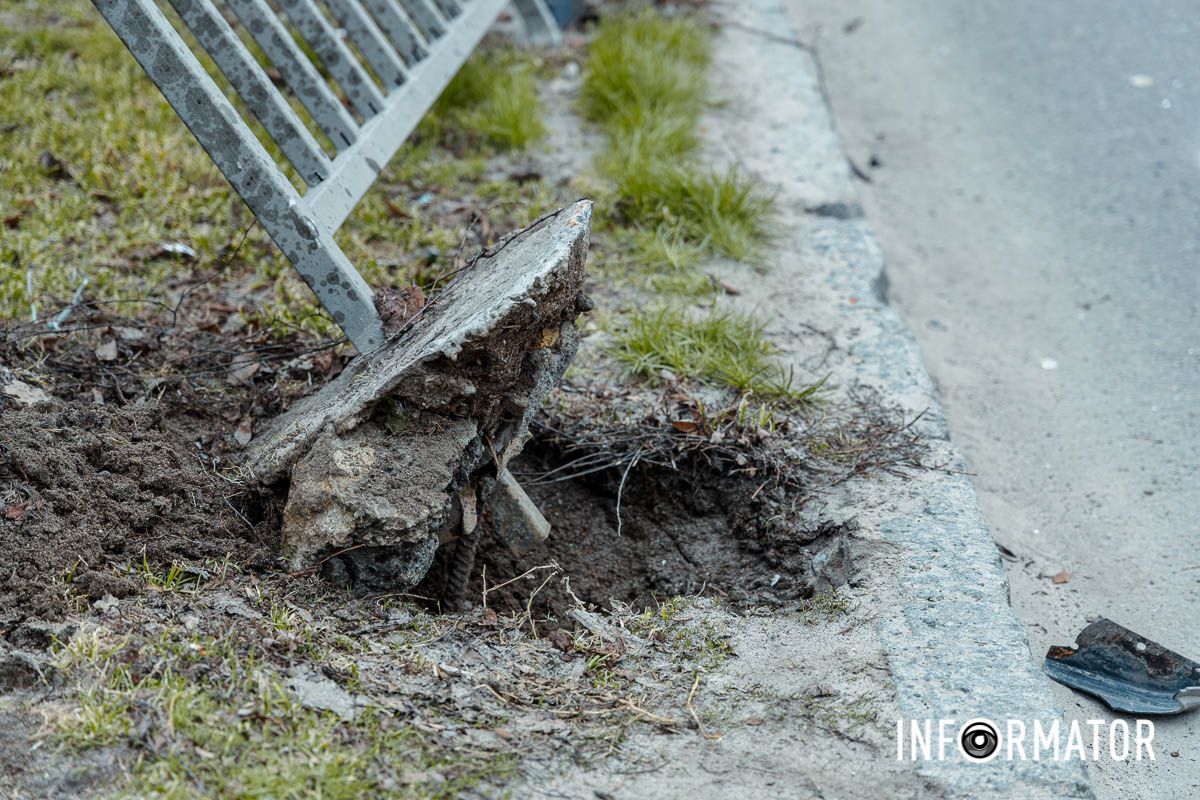 У Дніпрі на Робочий після зіткнення з вантажівкою Volkswagen зніс світлофор, в авто вирвало колеса: є постраждалий 7