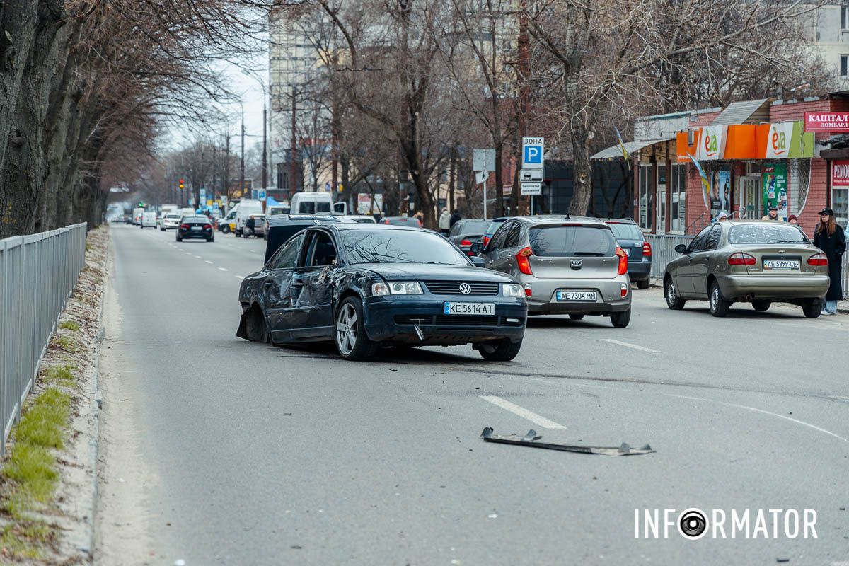У Дніпрі на Робочий після зіткнення з вантажівкою Volkswagen зніс світлофор, в авто вирвало колеса: є постраждалий 14
