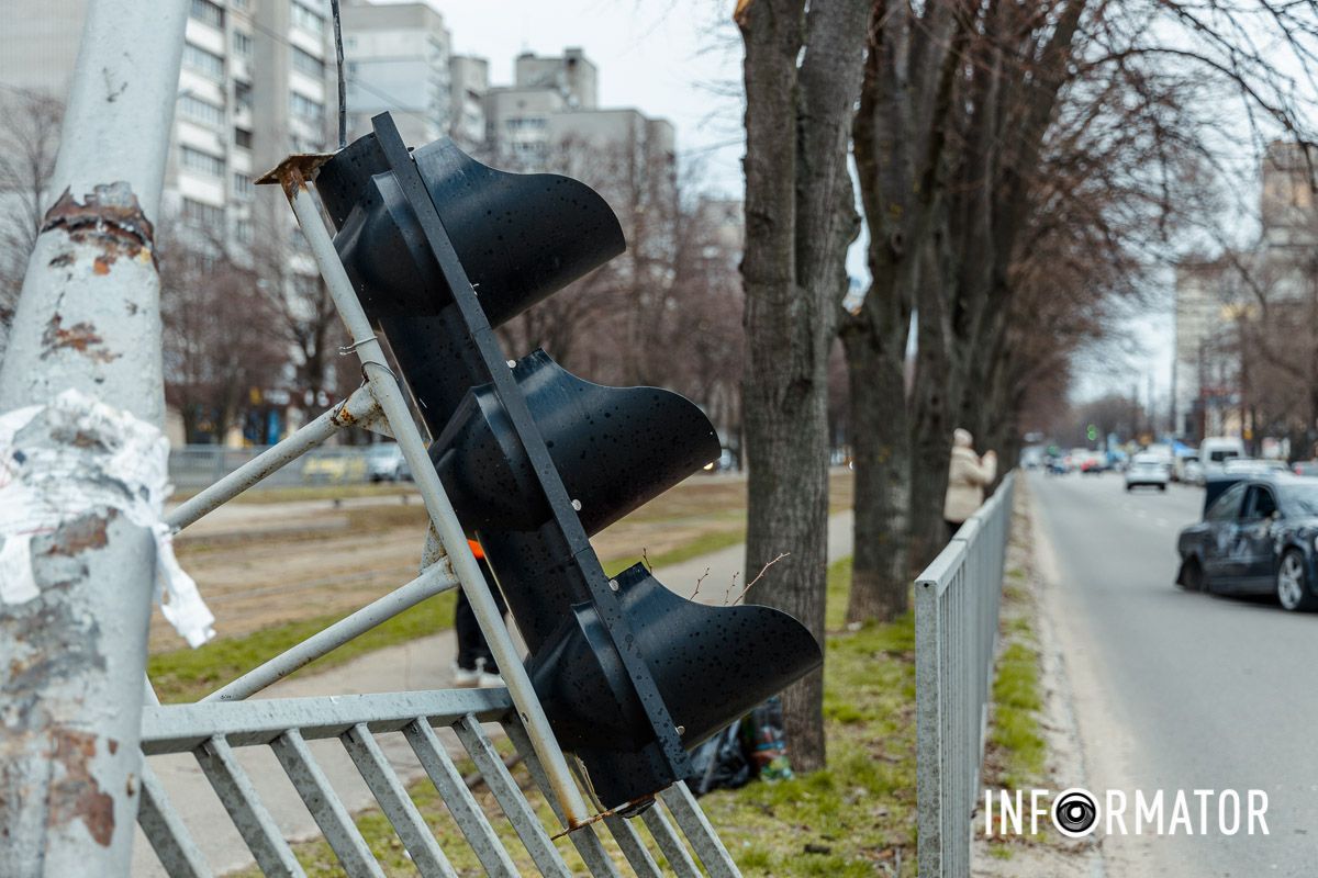 У Дніпрі на Робочий після зіткнення з вантажівкою Volkswagen зніс світлофор, в авто вирвало колеса: є постраждалий 19
