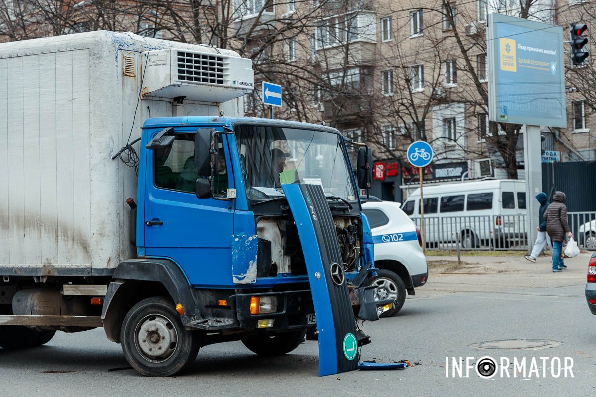 У Дніпрі на Робочий після зіткнення з вантажівкою Volkswagen зніс світлофор, в авто вирвало колеса: є постраждалий 11