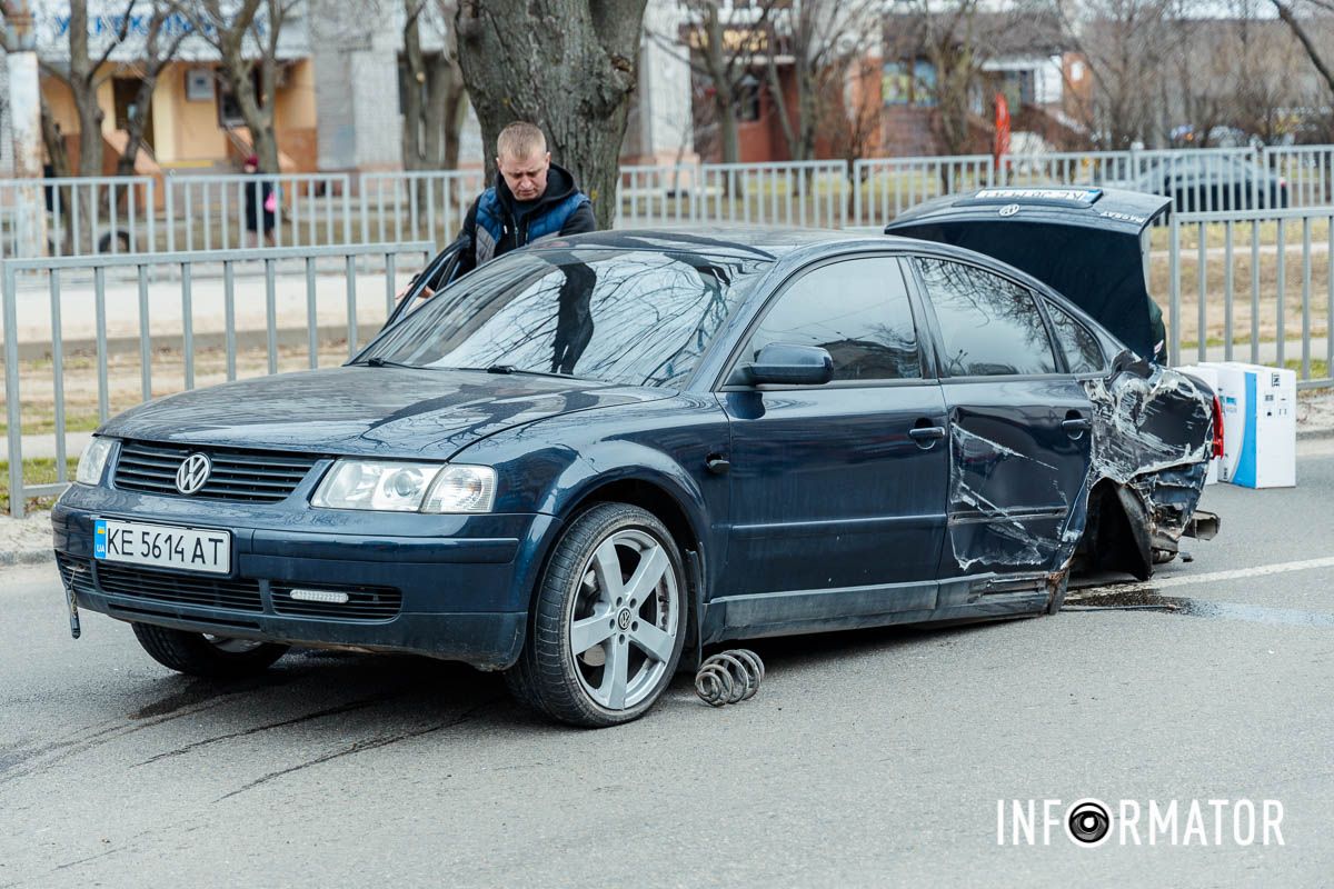 У Дніпрі на Робочий після зіткнення з вантажівкою Volkswagen зніс світлофор, в авто вирвало колеса: є постраждалий 17