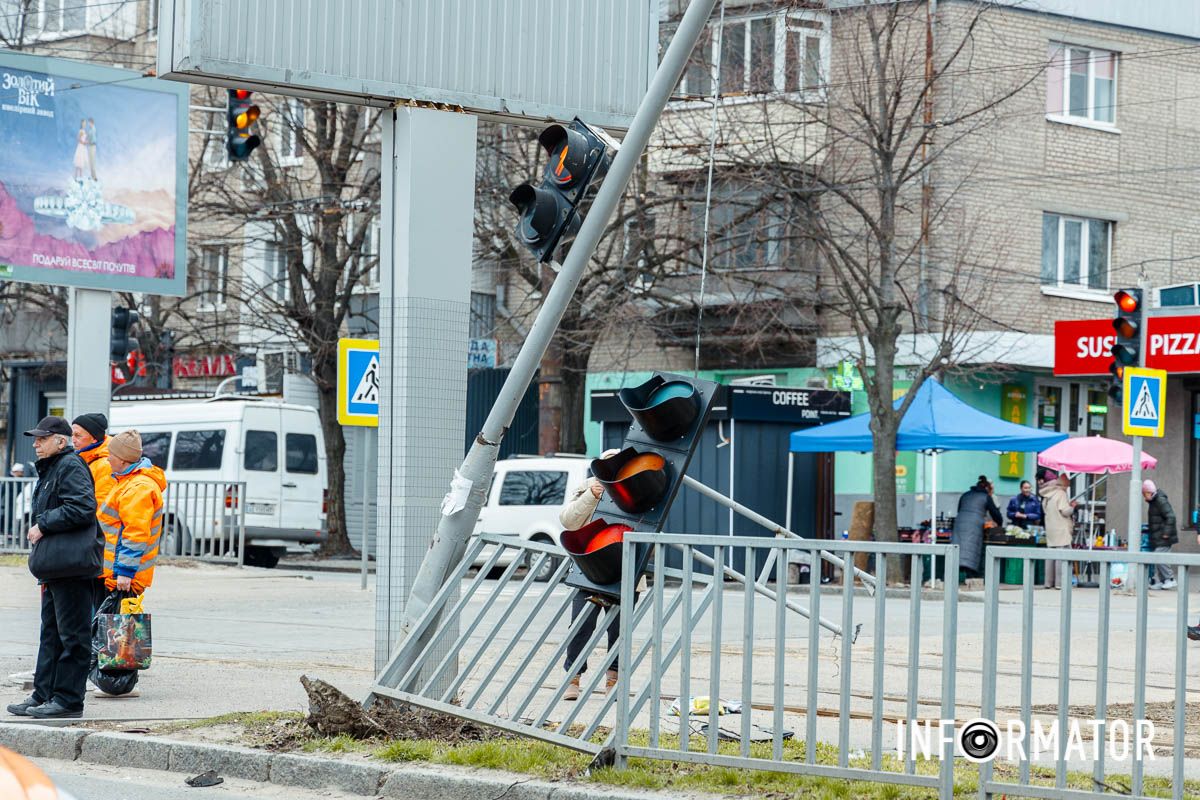 У Дніпрі на Робочий після зіткнення з вантажівкою Volkswagen зніс світлофор, в авто вирвало колеса: є постраждалий 18