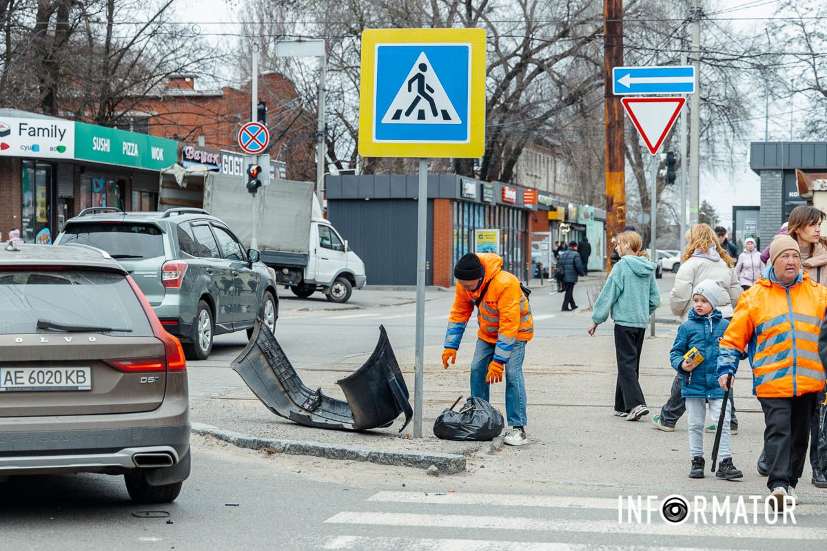 У Дніпрі на Робочий після зіткнення з вантажівкою Volkswagen зніс світлофор, в авто вирвало колеса: є постраждалий 6