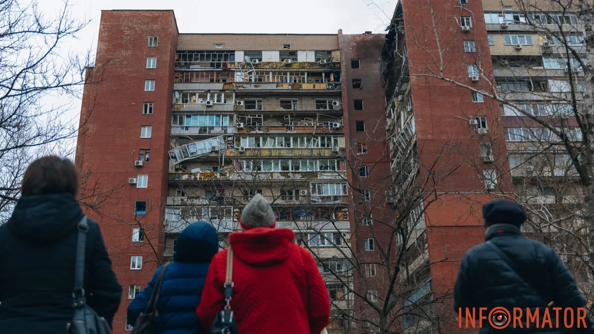 Уламки, скло, руйнування: що 24 березня відбувалося біля багатоповерхівки, в яку влучив ворожий дрон