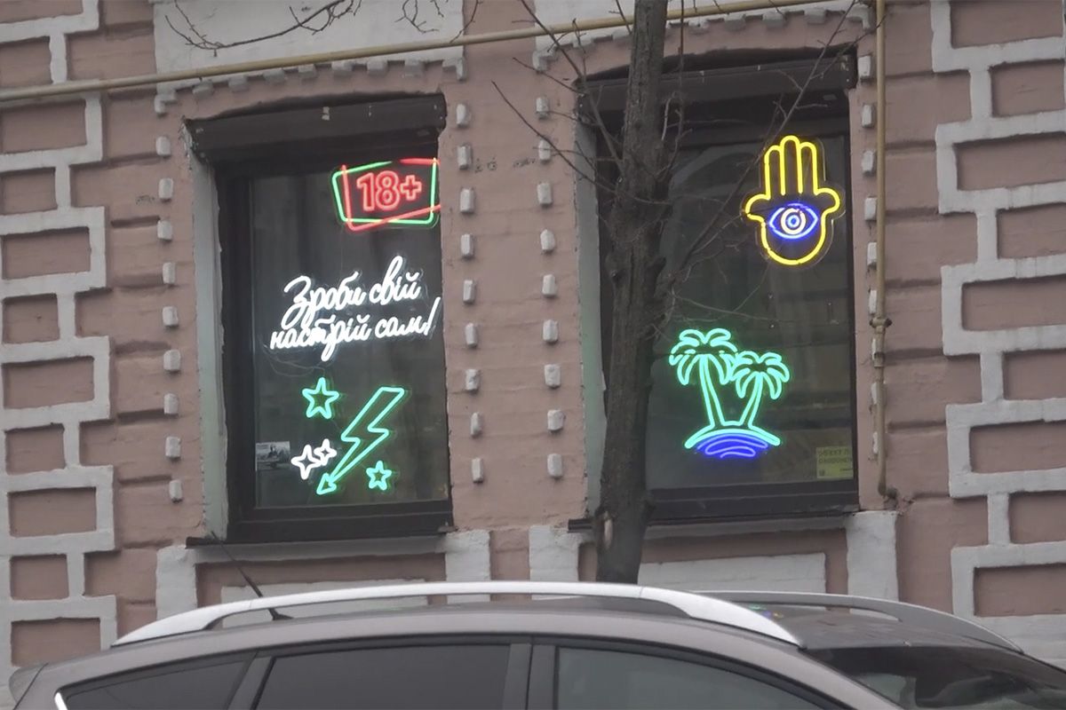 Приклад вітрин закладів мережі та її "партнерів"