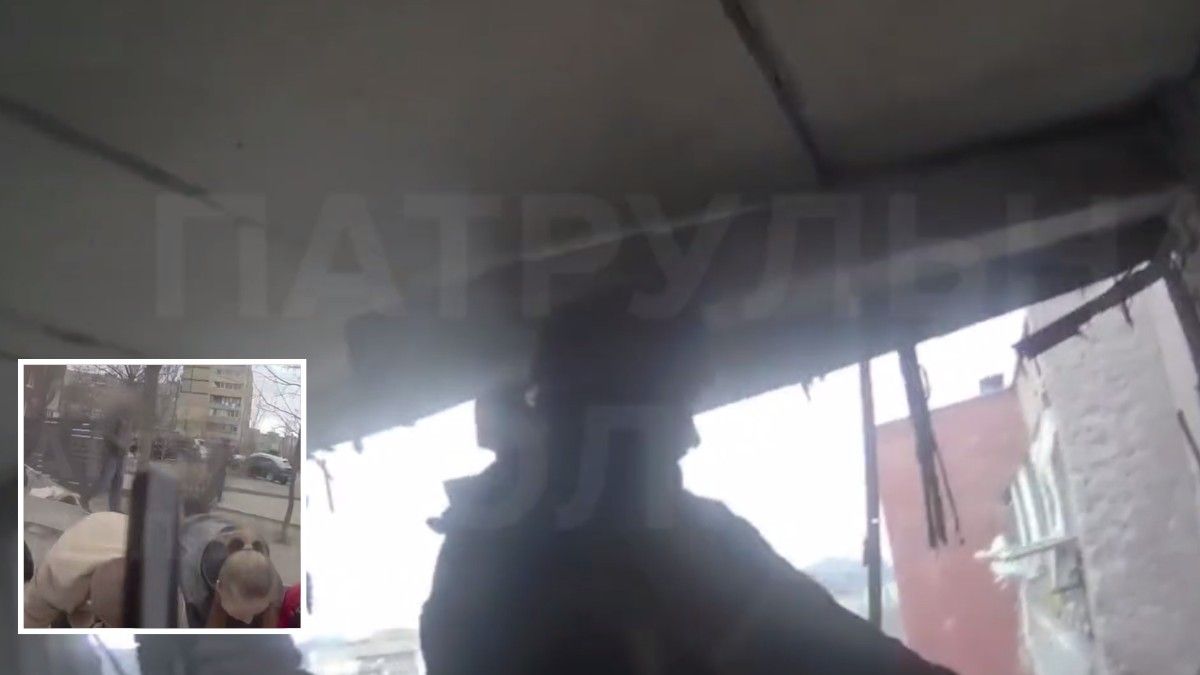 "Медик, сюди!": патрульні показали відео перших хвилин після удару по багатоповерхівці у Дніпрі