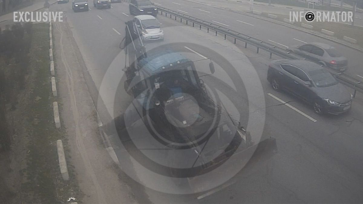 У Дніпрі на заїзді на Новий міст у трактора на ходу відлетіло колесо: відео моменту ДТП