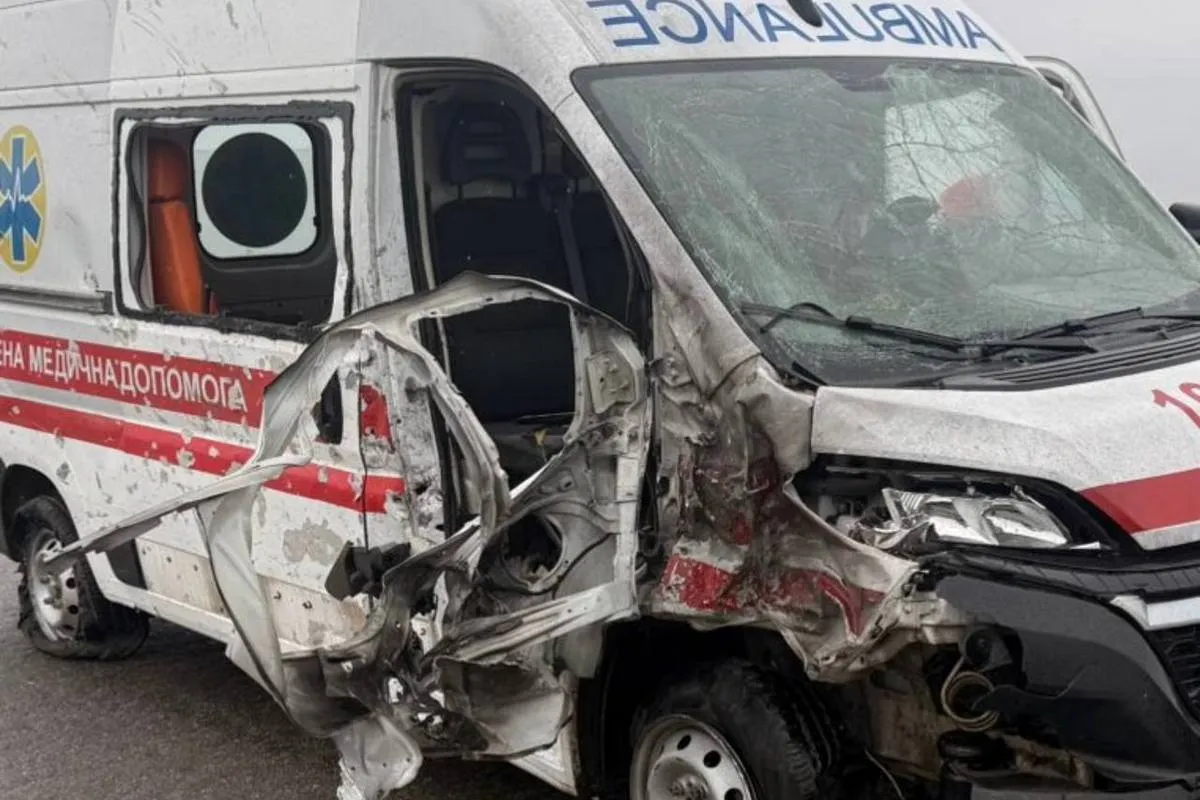 Дрон влучив у "швидку" у Нікопольському районі