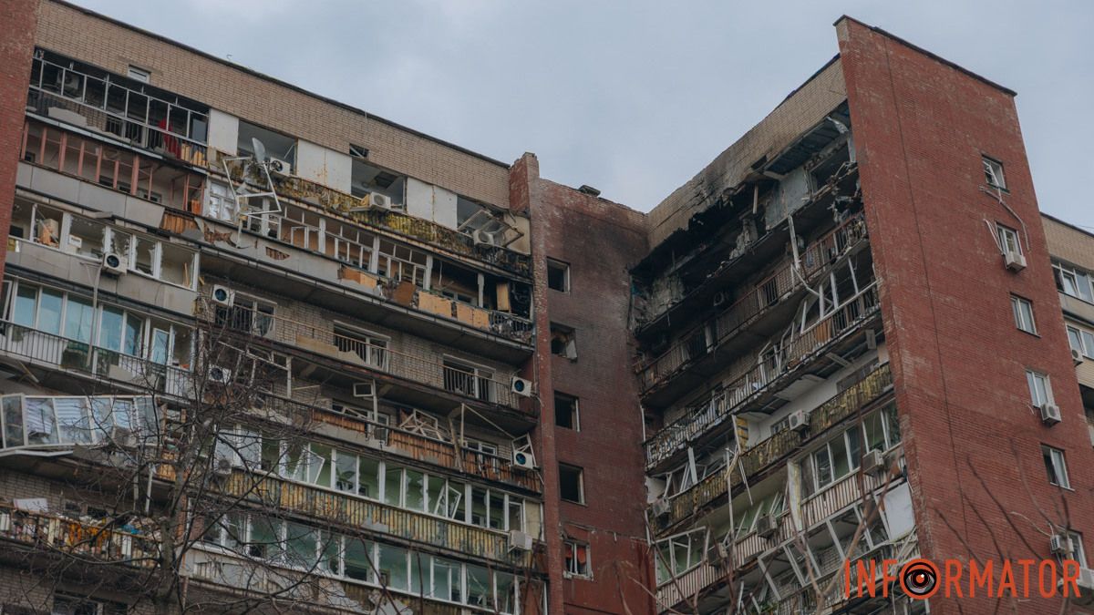 Чи є загроза обвалу будинку у Дніпрі, в який 24 березня влучив “Шахед” та як виглядає зсередини пошкоджена квартира