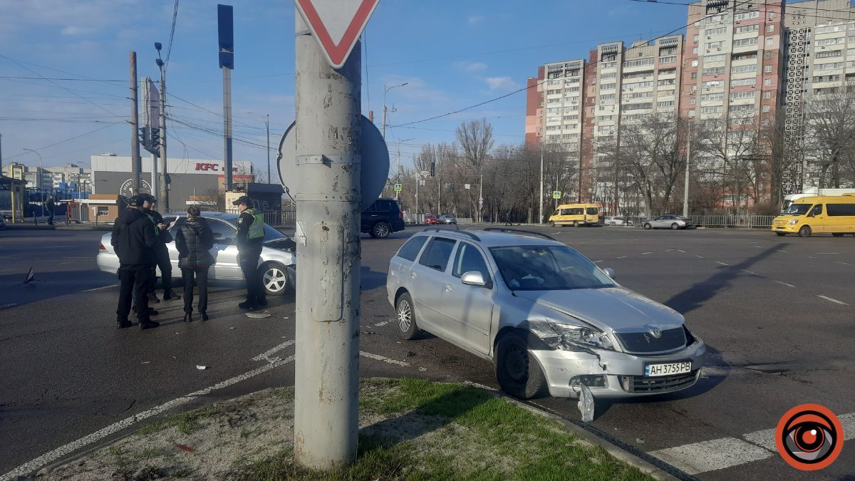 У четвер, 26 березня, у Дніпрі на перехресті Запорізькому шосе та вулиці Панікахи сталася ДТП У четвер, 26 березня, у Дніпрі на перехресті Запорізькому шосе та вулиці Панікахи сталася ДТП