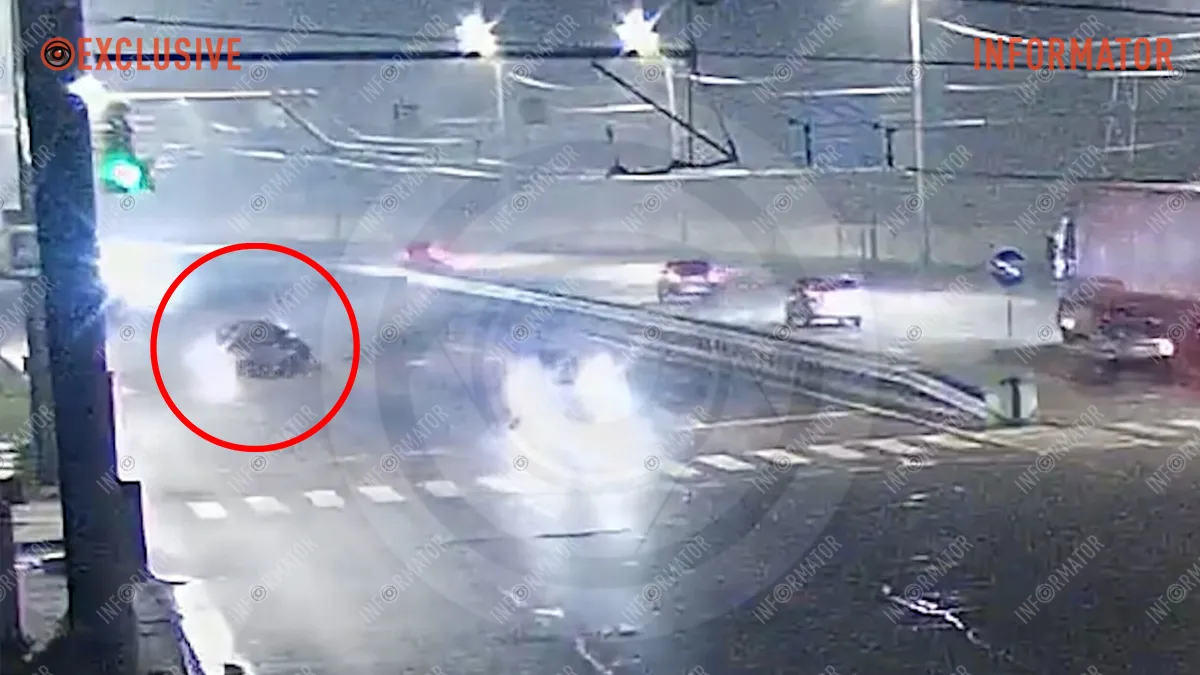 Перекрутило декілька разів та розірвало на шматки: у Дніпрі на Набережній Заводський автівка влетіла у відбійник, паркан та стовп, відео моменту