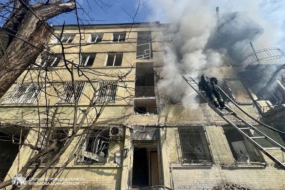 Влучання у багатоповерхівку: у ДніпроОВА показали перші кадри з наслідками ворожої атаки 4