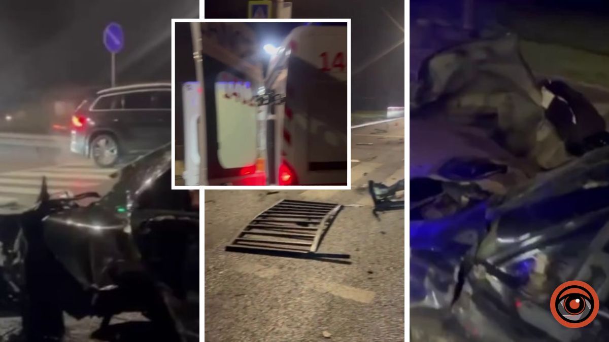 У Дніпрі на Набережній Заводський Honda влетіла у відбійник, паркан та стовп: подробиці від поліції