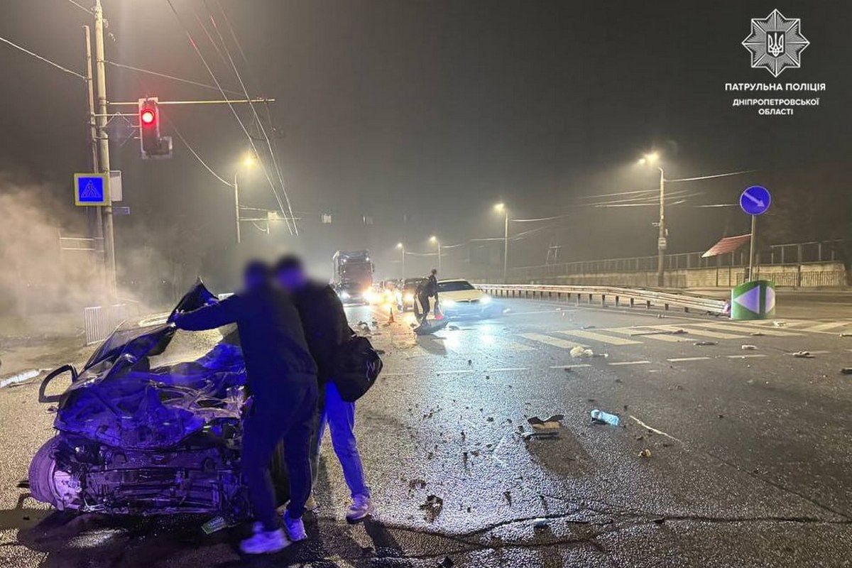 У Дніпрі на Набережній Заводський Honda влетіла у відбійник, паркан та стовп