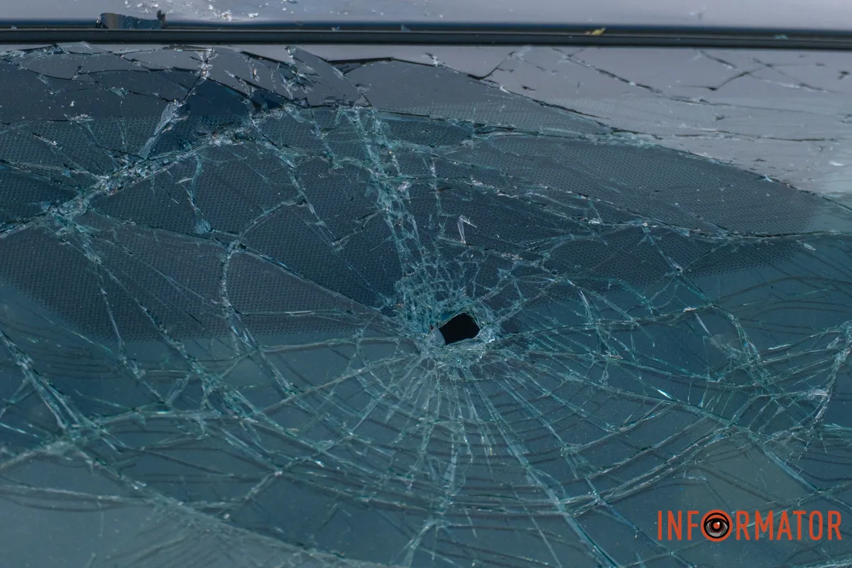 Уламки пробили транспортні засоби фотореп 5