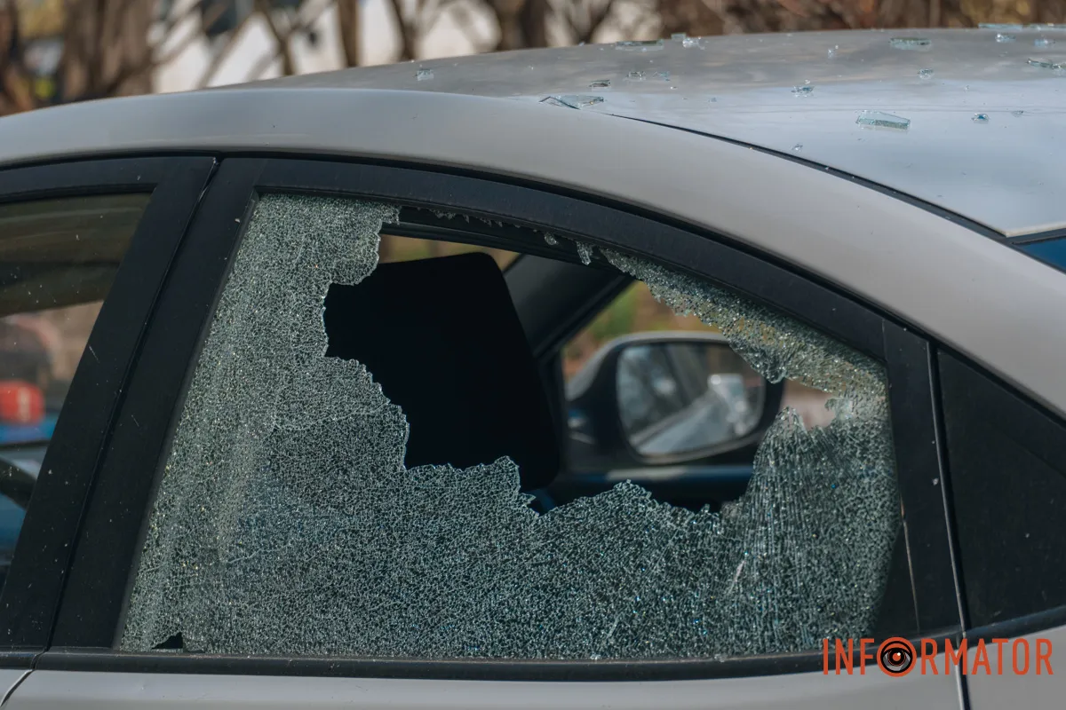 Один з побитих транспортних засобів фотореп 13