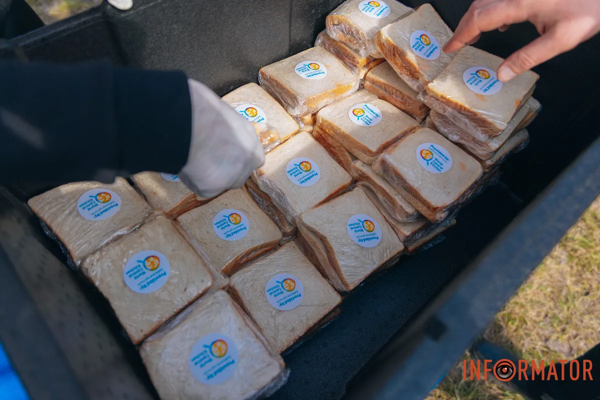 Благодійники привезли їжу для мешканців, комунальників та рятувальників фотореп 8