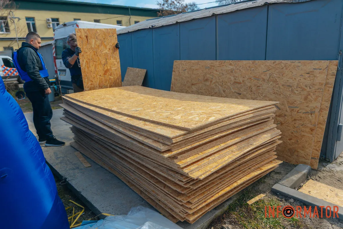 Людям надають плівку та OSB-плити, аби тимчасово закрити вибиті вікна фотореп 23