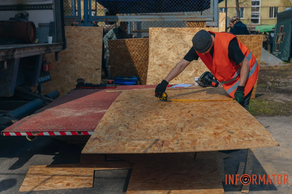 OSB-плити, якими "латають" вікна фотореп 25