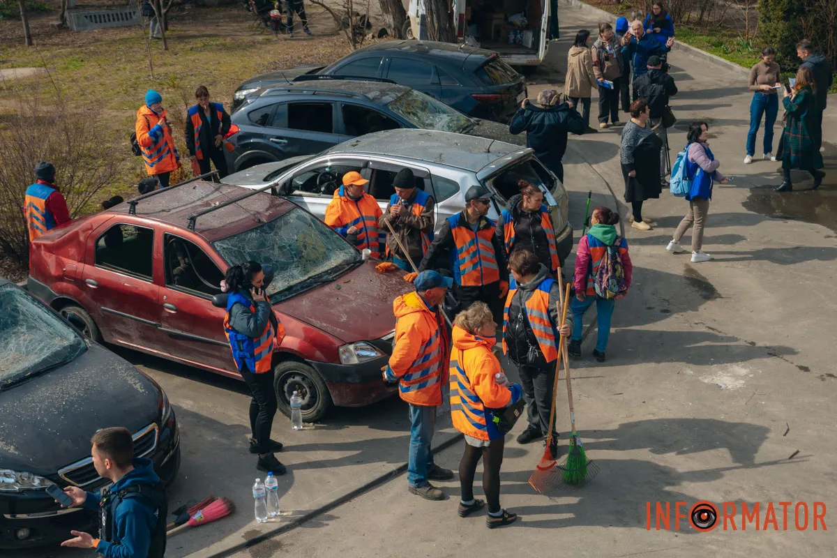 Комунальники прибирають уламки, скло та гілки фотореп 19