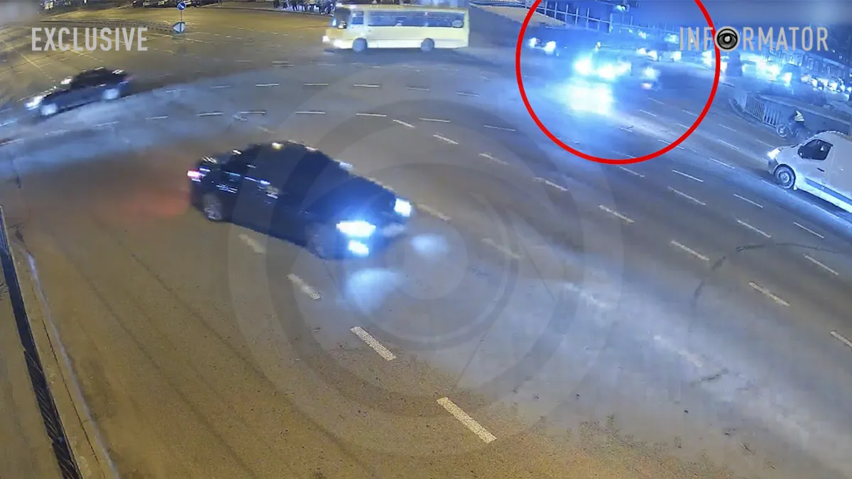 У Дніпрі на Слобожанському проспекті через зіткнення з Mitsubishi постраждав водій мопеда: відео моменту