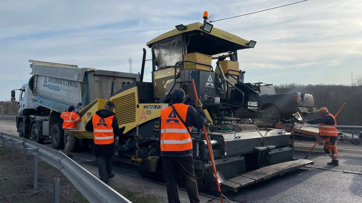 Тут укладають п'ятисантиметровий шар асфальтобетону