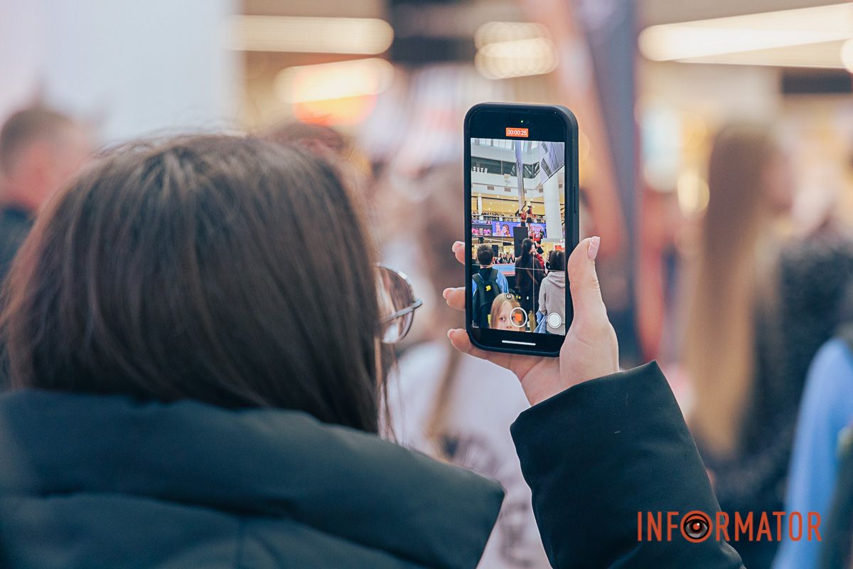 Гості фотографують виступи спортсменів