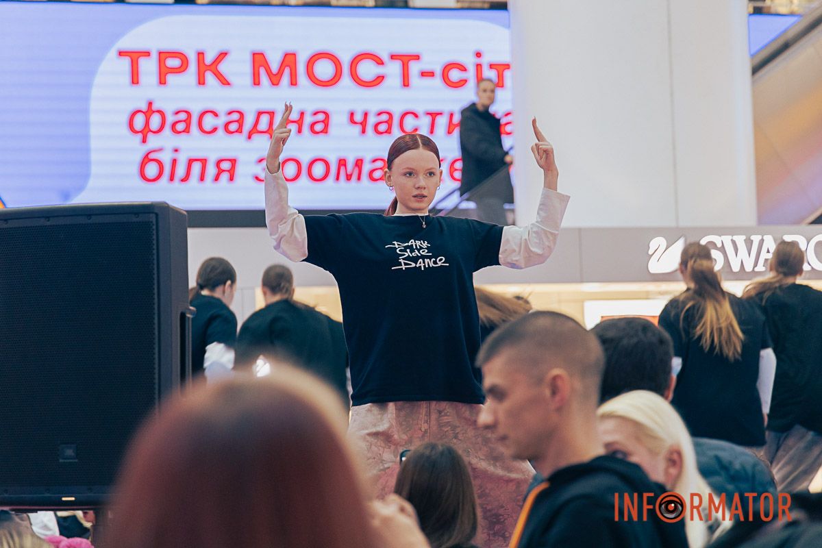 Діти запалювали на сцені