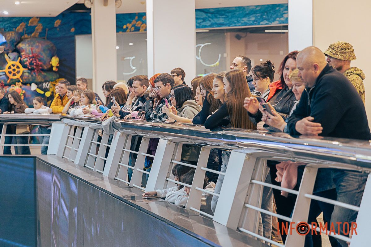 Глядачі зібралися навколо майданчика для виступів