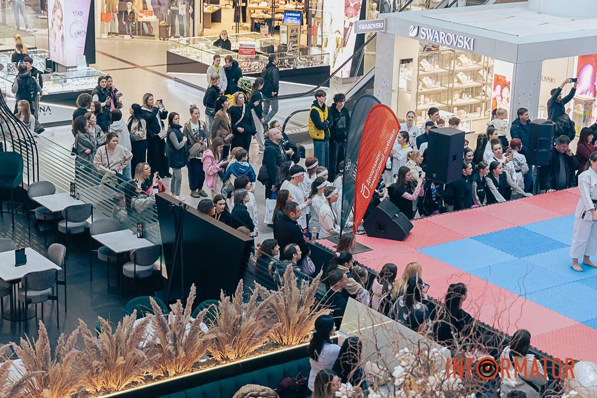 Батьки разом із дітьми дивляться спортивні номери