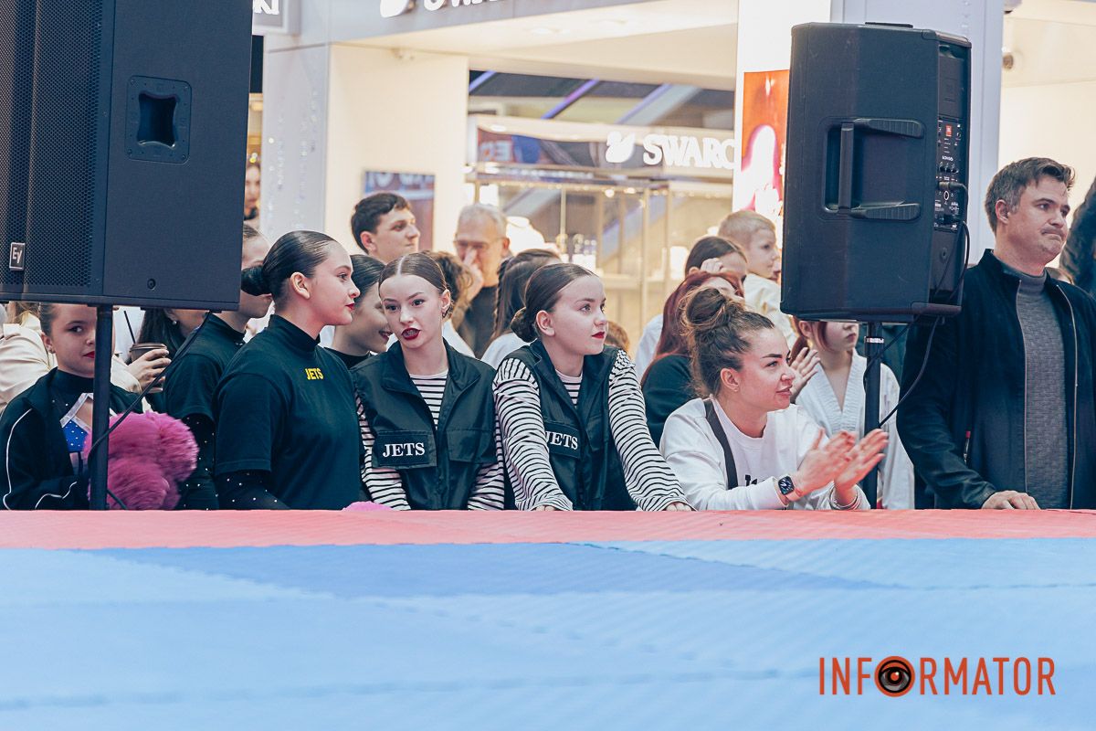 Учасники хвилюються перед виступами