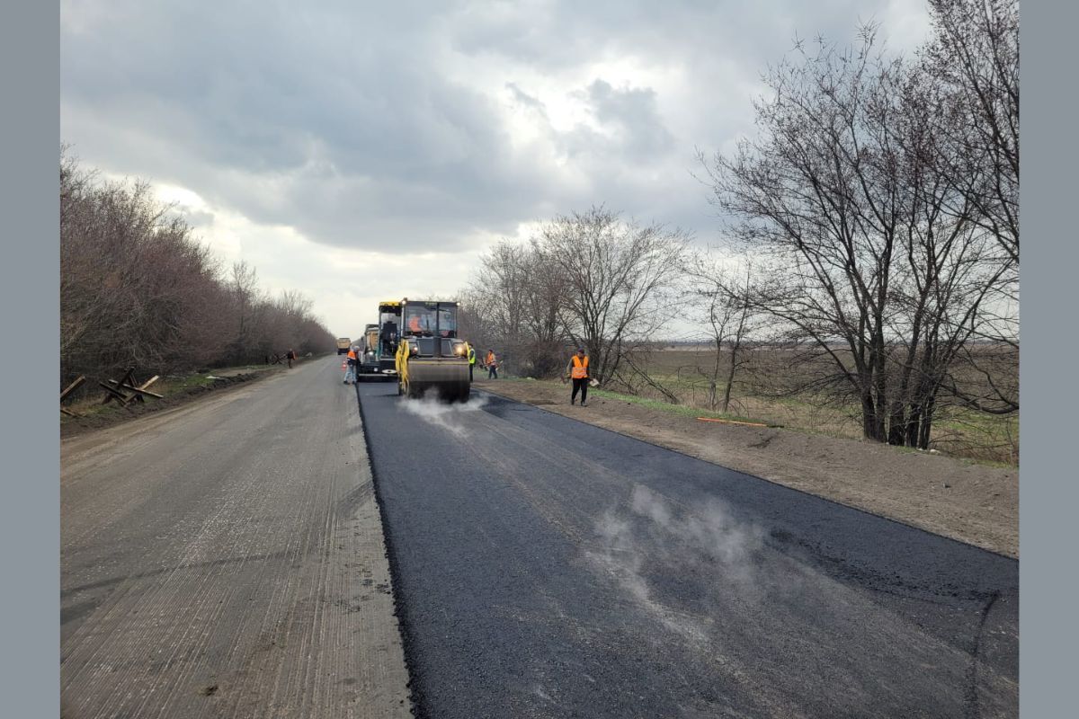Також влаштували вирівнюючий шар асфальтобетону на площі 2 260 квадратних метрів Також влаштували вирівнюючий шар асфальтобетону на площі 2 260 квадратних метрів