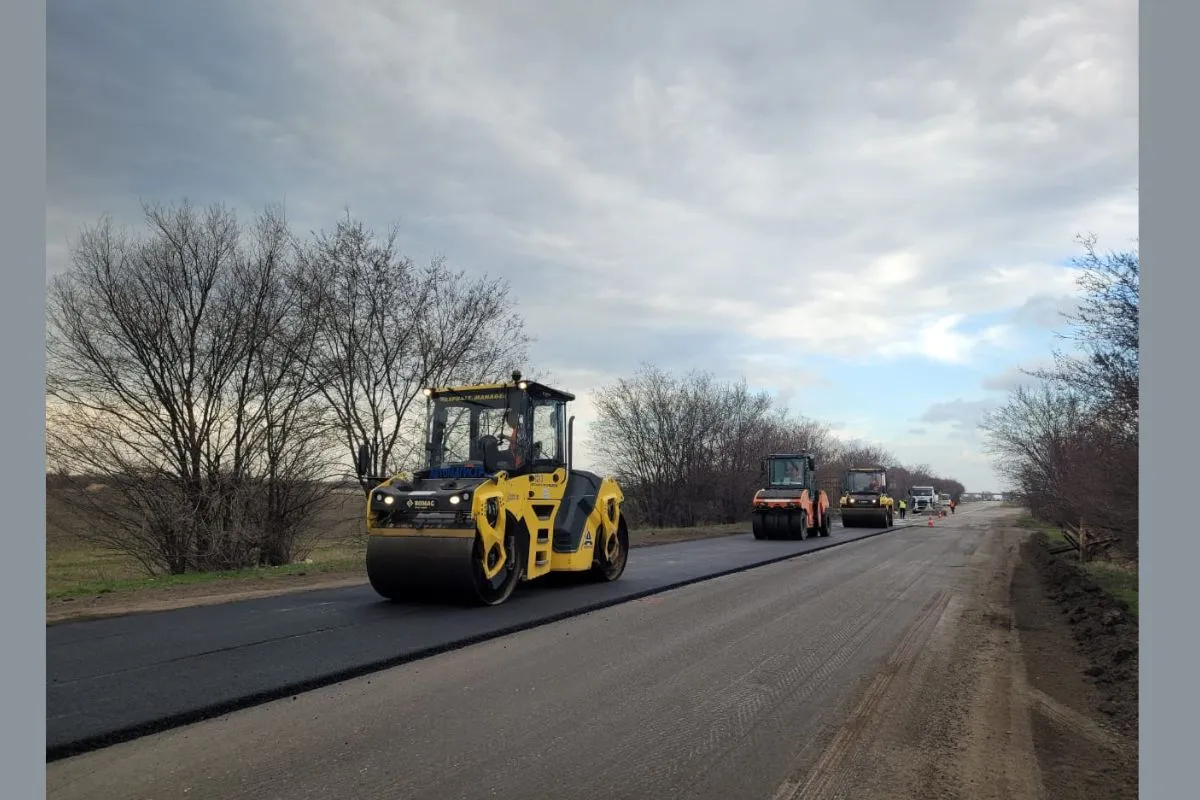 У Дніпропетровській області тривають роботи з відновлення дорожнього покриття на автошляху М-18 У Дніпропетровській області тривають роботи з відновлення дорожнього покриття на автошляху М-18
