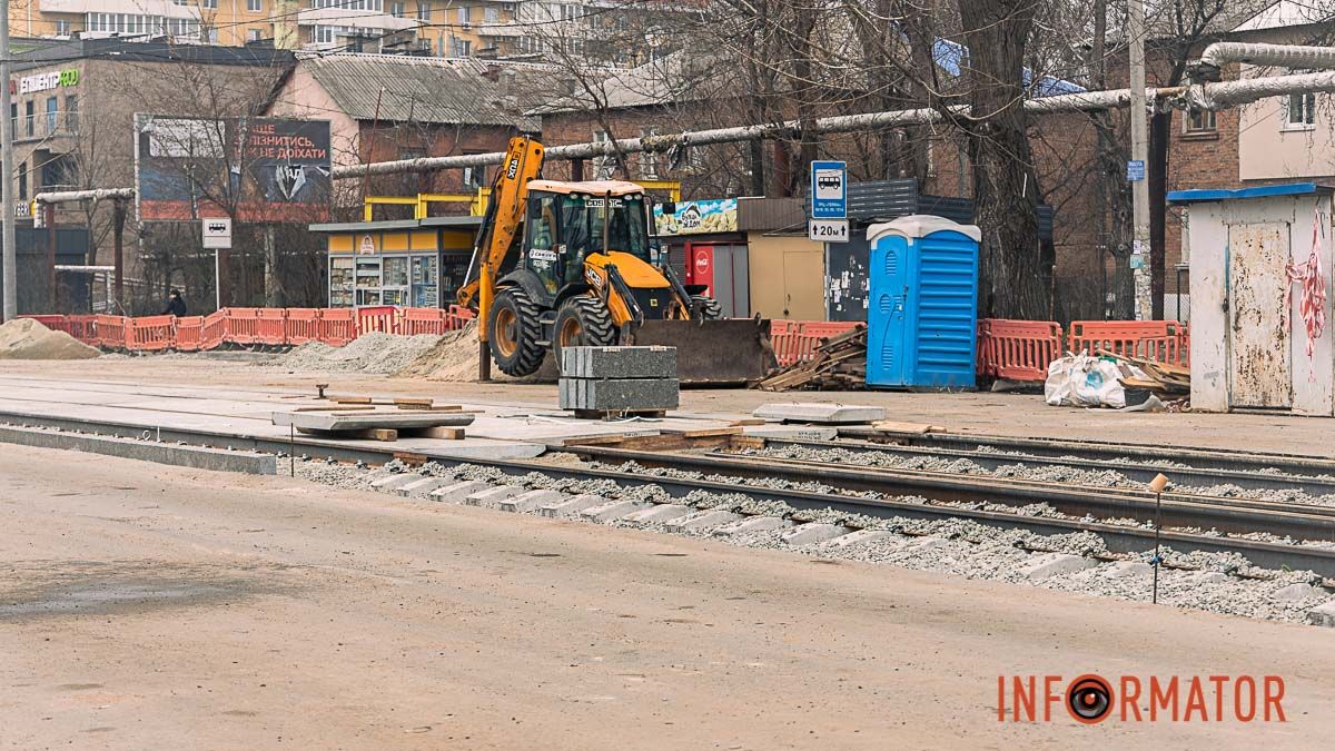 Сучасна безшпальна технологія: у Дніпрі на проспекті Богдана Хмельницького капітально ремонтують трамвайну колію