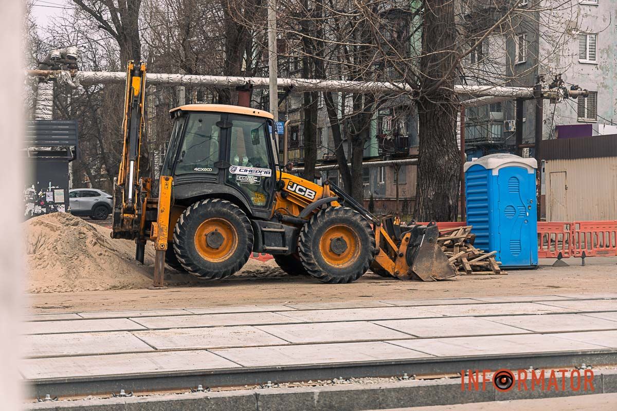 На ділянках, суміщених з проїжджою частиною, застосовують сучасну безшпальну технологію з використанням залізобетонних плит
