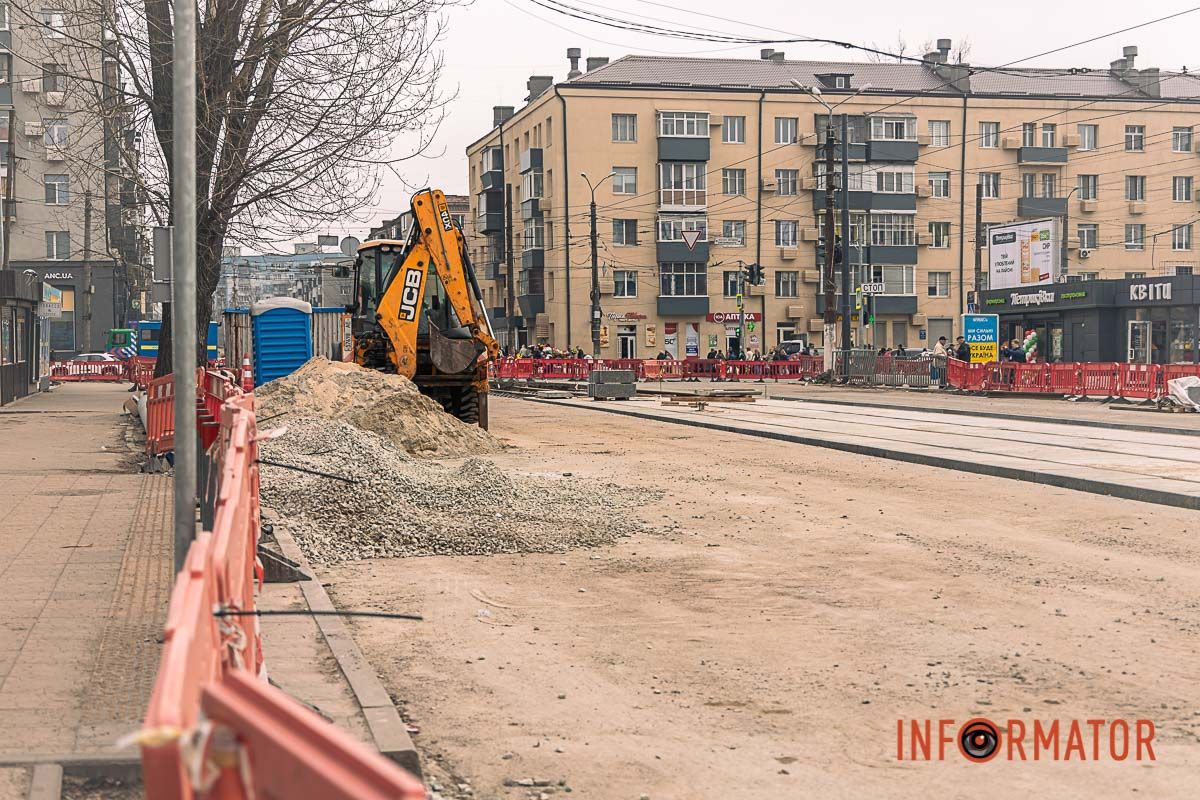 Триває укладання залізобетонних плит на окремій ділянці близько 240 квадратних метрів