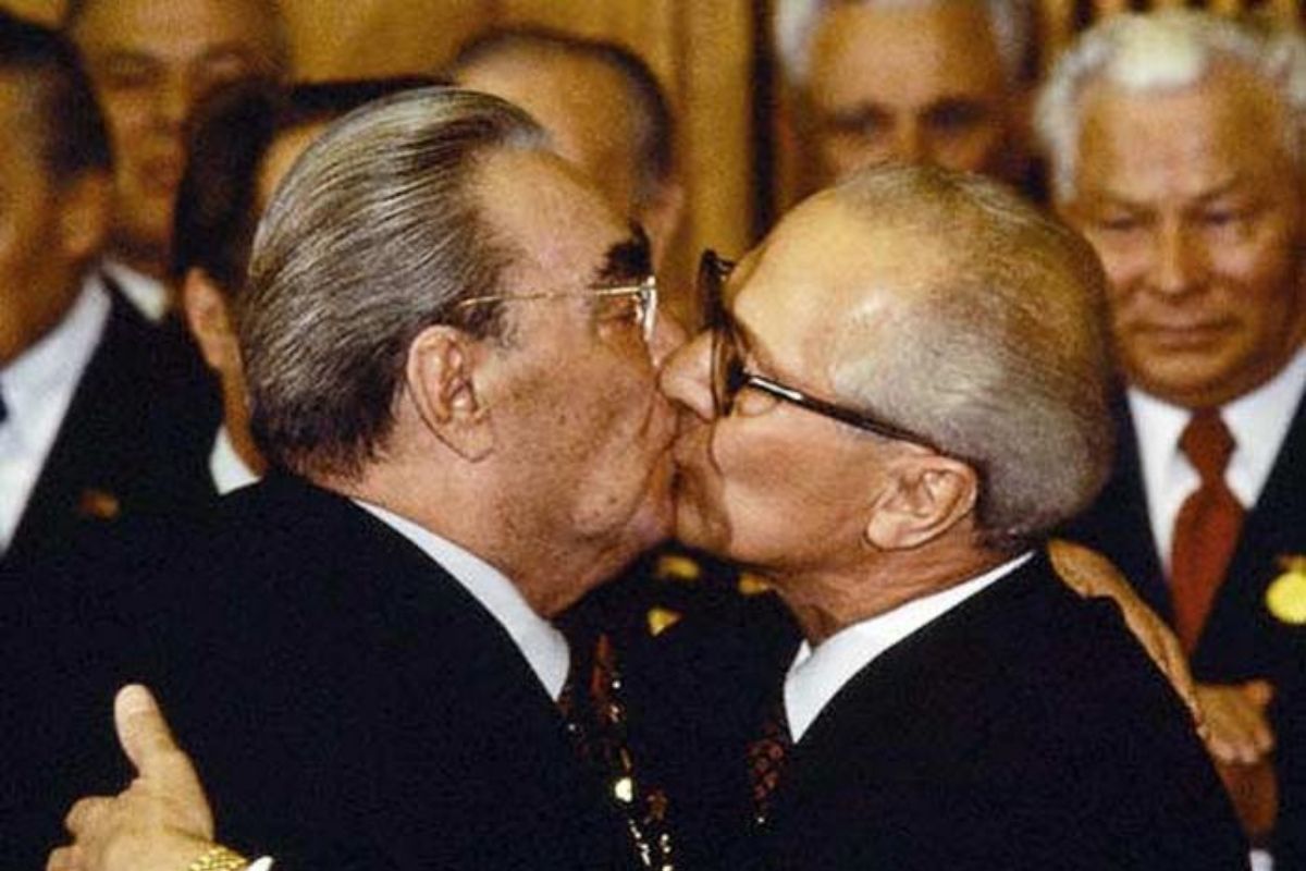 Поцілунок Брежнєва та Хонеккера 