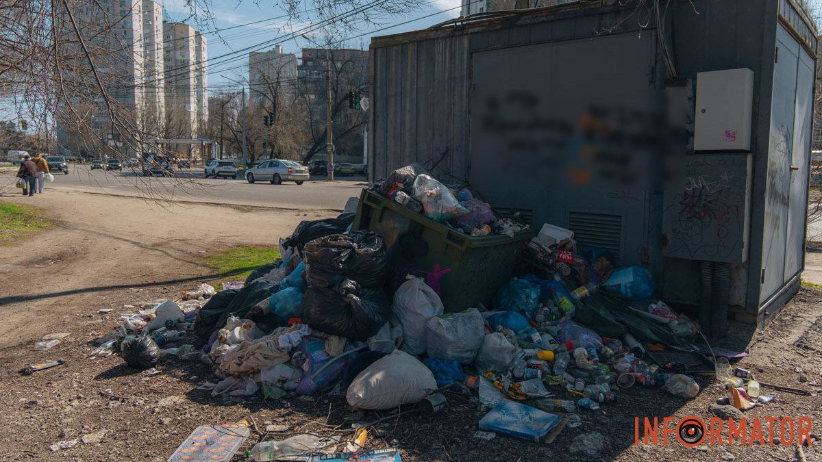 В Днепре на Космической возле остановки появился мусорный артобъект: отходы не могут убрать полгода